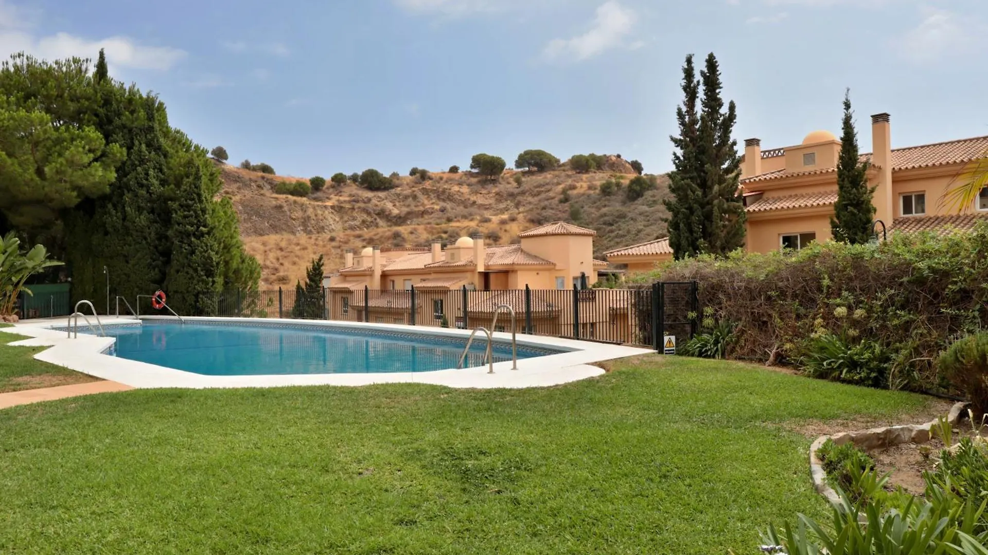 3 Bedroom, Top Floor With Fantastic Terrace And Pools Sitio de Calahonda