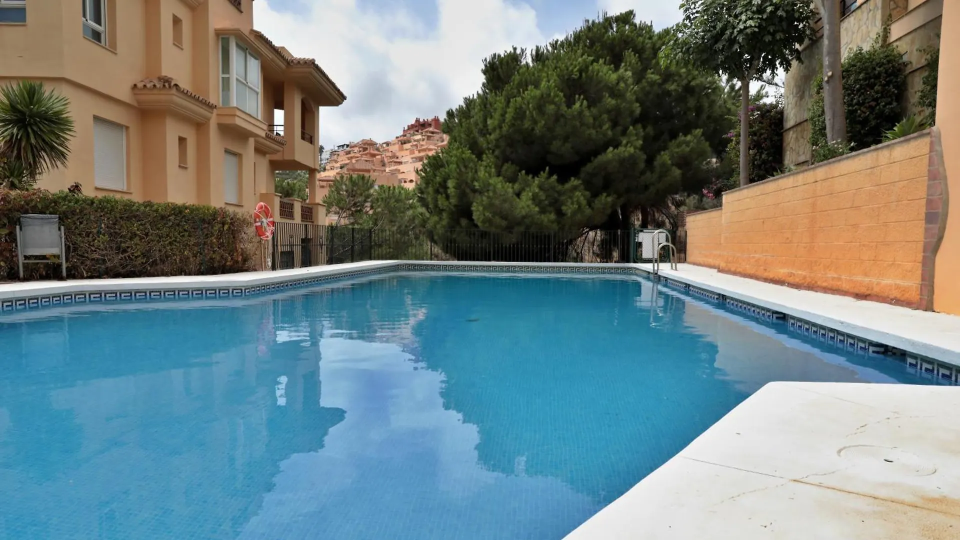 3 Bedroom, Top Floor With Fantastic Terrace And Pools Sitio de Calahonda