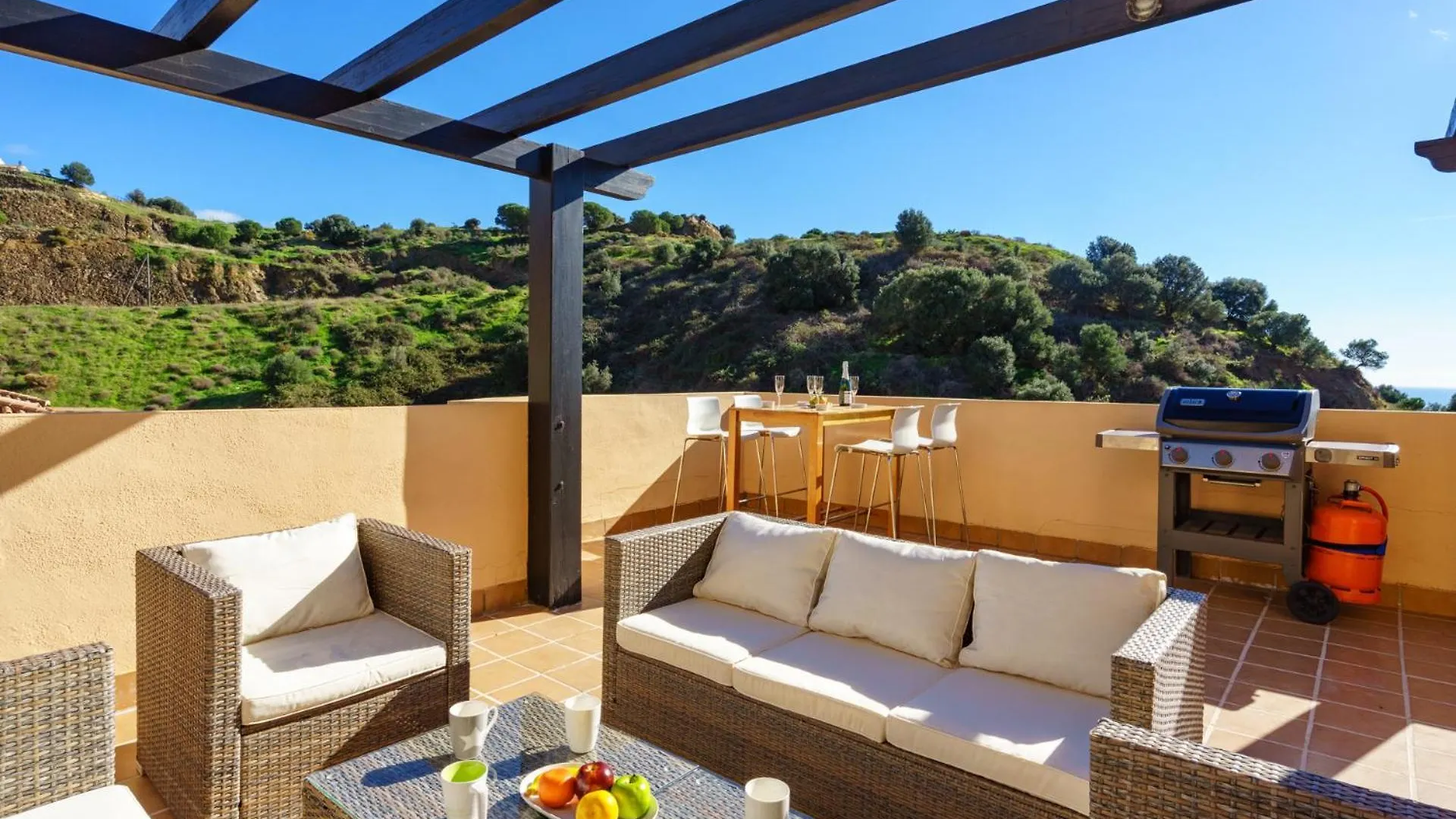 3 Bedroom, Top Floor With Fantastic Terrace And Pools Sitio de Calahonda Apartment