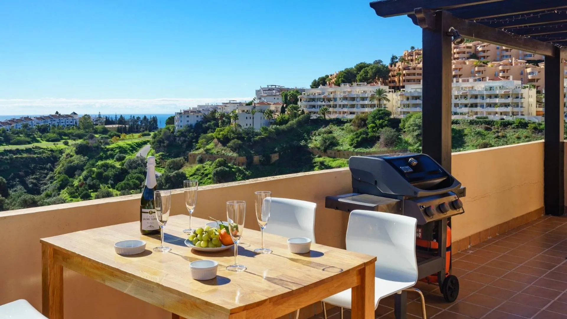 Apartment 3 Bedroom, Top Floor With Fantastic Terrace And Pools Sitio de Calahonda