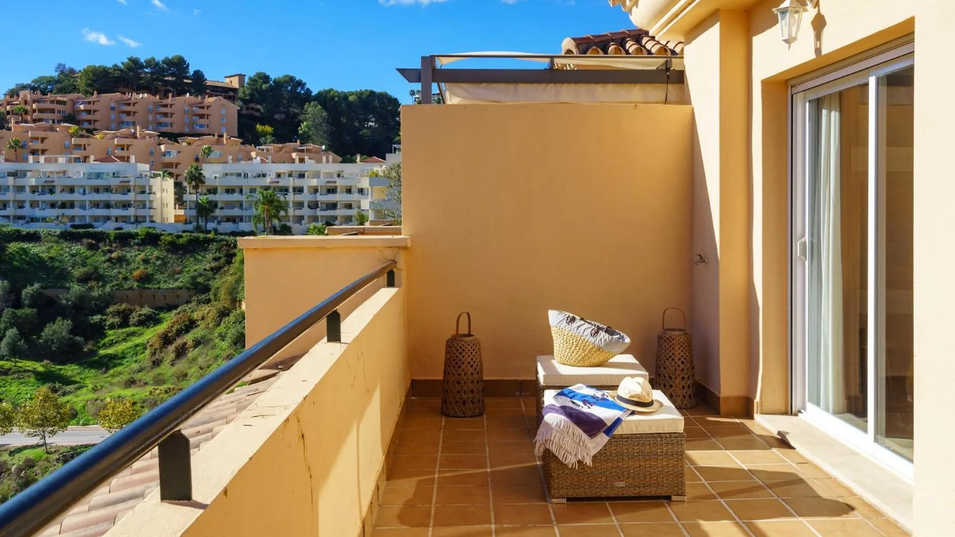 Apartment 3 Bedroom, Top Floor With Fantastic Terrace And Pools Sitio de Calahonda Spain