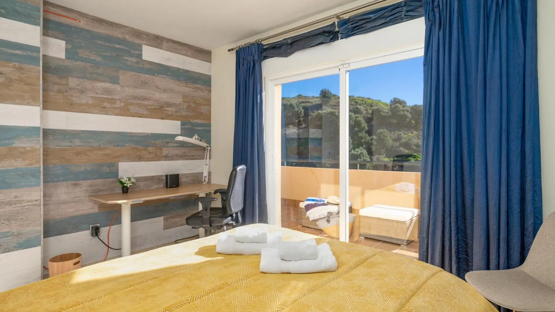 Apartment 3 Bedroom, Top Floor With Fantastic Terrace And Pools Sitio de Calahonda