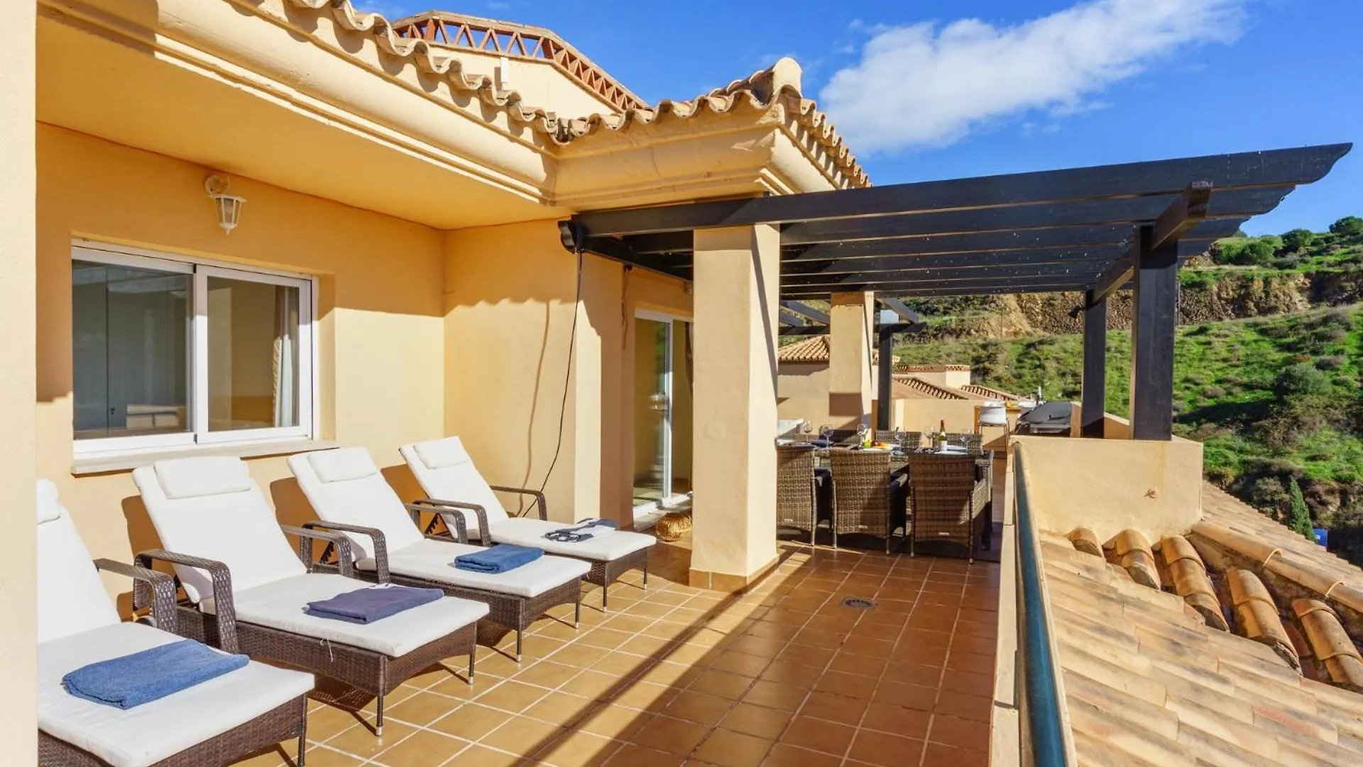 3 Bedroom, Top Floor With Fantastic Terrace And Pools Sitio de Calahonda