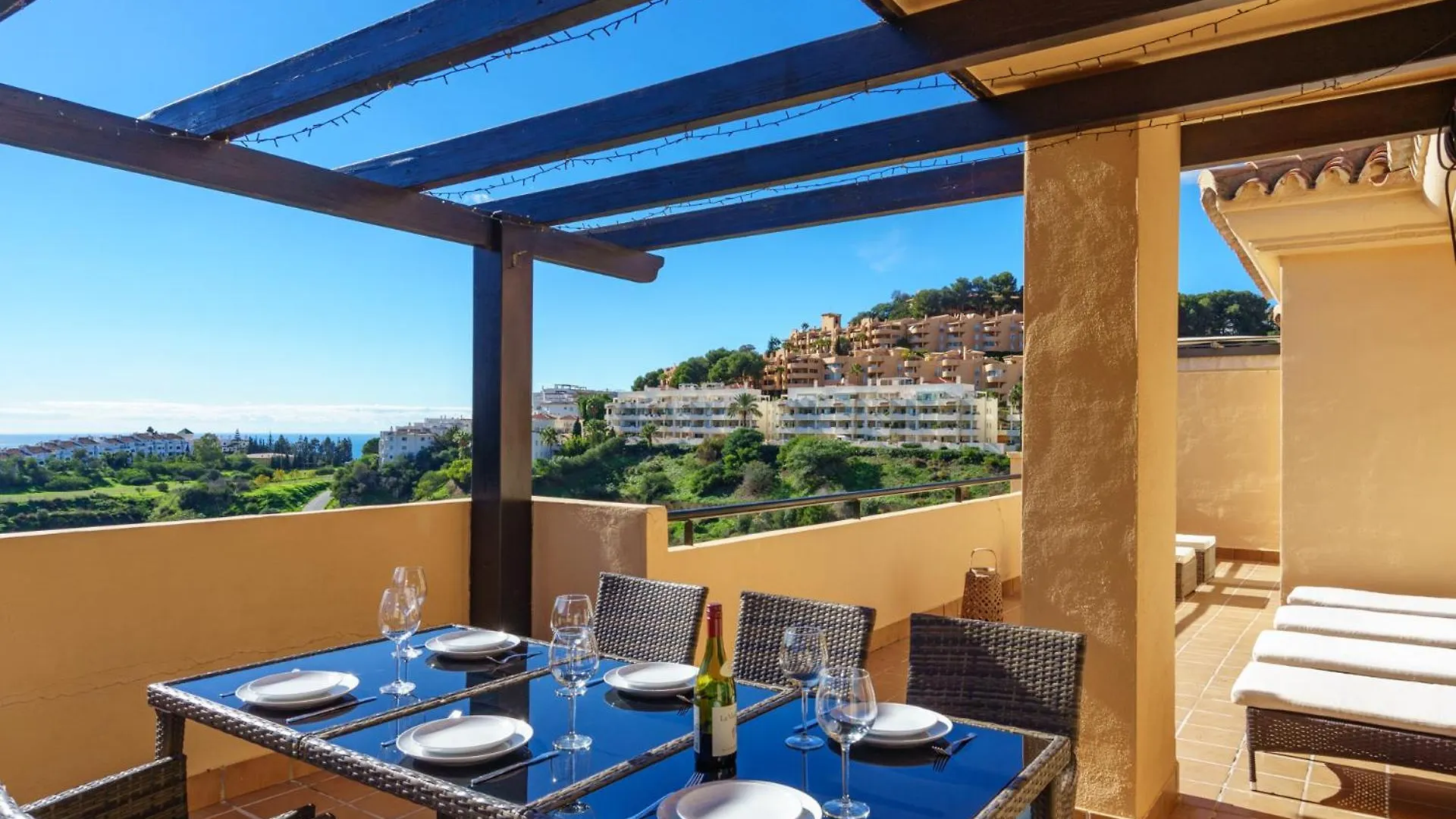 3 Bedroom, Top Floor With Fantastic Terrace And Pools Sitio de Calahonda