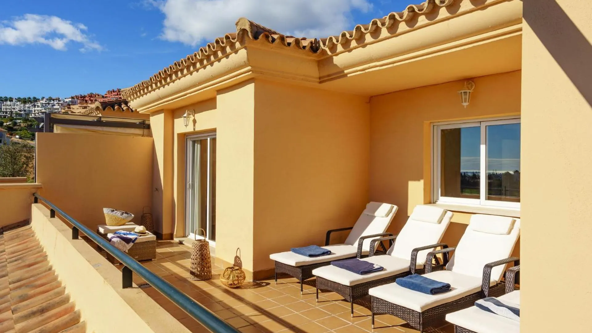 Apartment 3 Bedroom, Top Floor With Fantastic Terrace And Pools Sitio de Calahonda