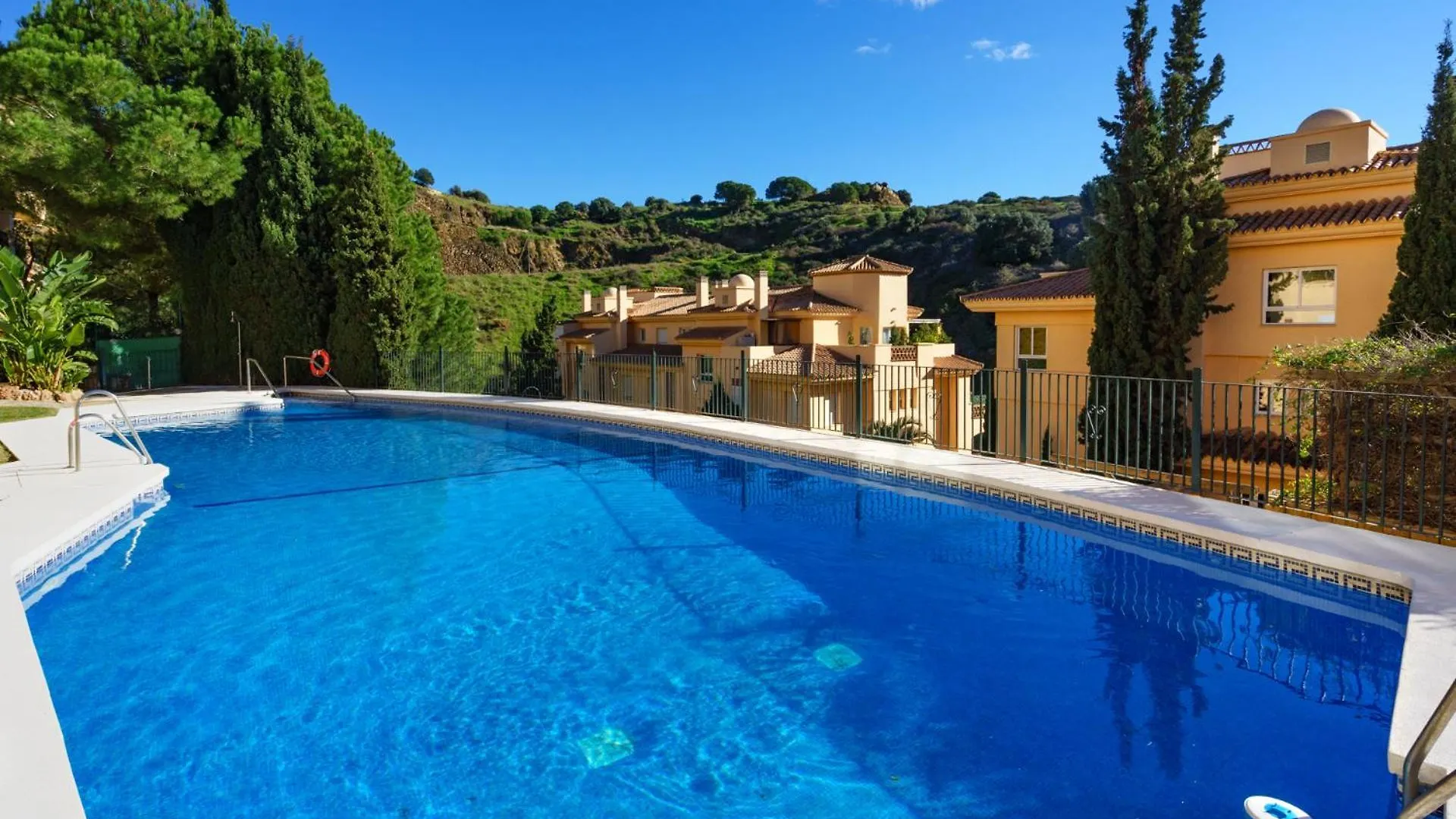 3 Bedroom, Top Floor With Fantastic Terrace And Pools Sitio de Calahonda Apartment