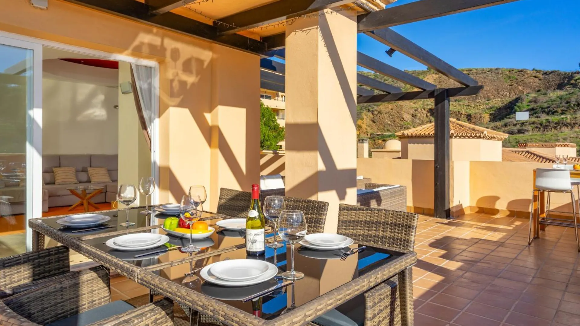 3 Bedroom, Top Floor With Fantastic Terrace And Pools Sitio de Calahonda Spain