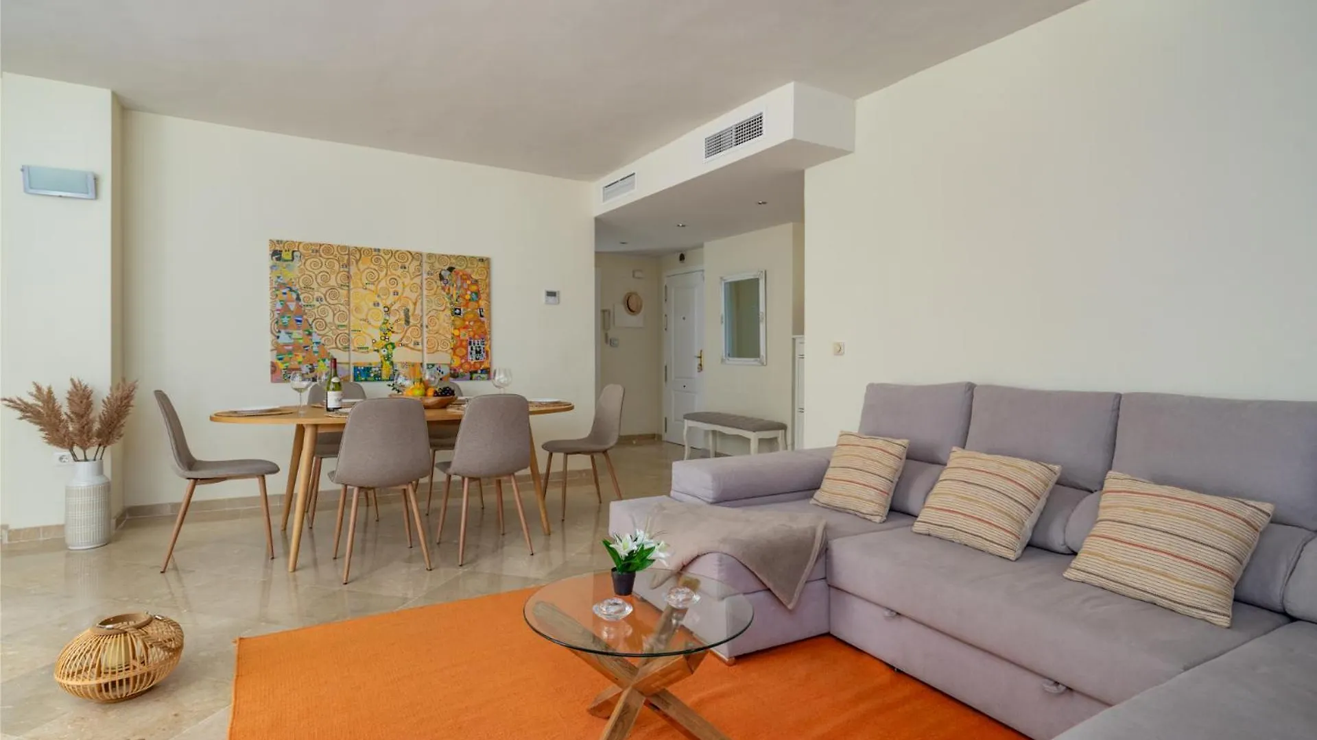 Apartment 3 Bedroom, Top Floor With Fantastic Terrace And Pools Sitio de Calahonda