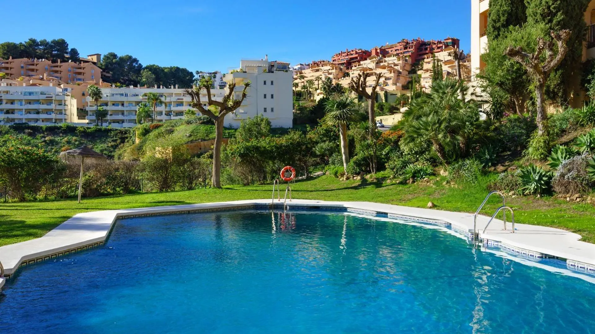 Apartment 3 Bedroom, Top Floor With Fantastic Terrace And Pools Sitio de Calahonda