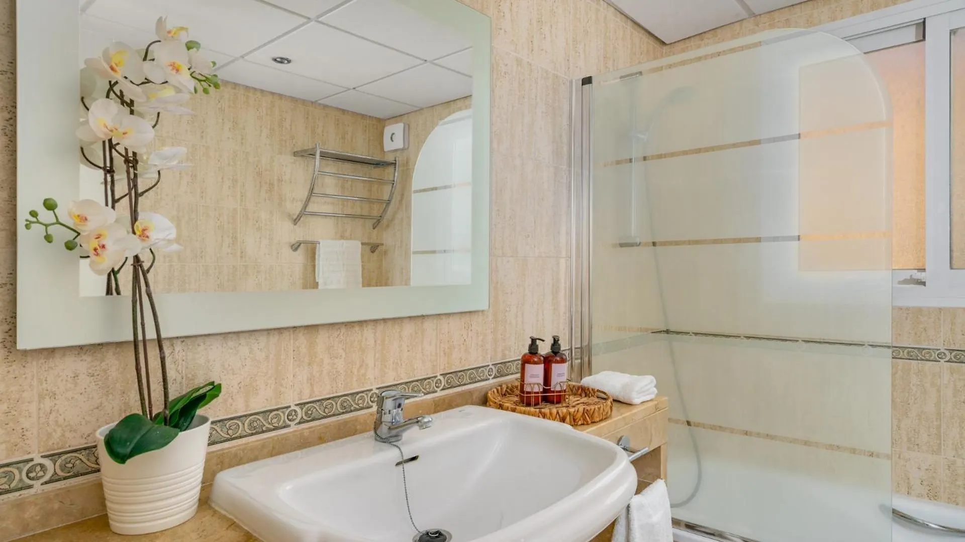3 Bedroom, Top Floor With Fantastic Terrace And Pools Sitio de Calahonda