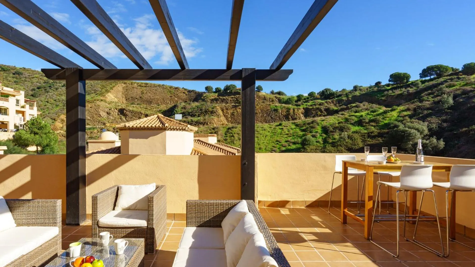 3 Bedroom, Top Floor With Fantastic Terrace And Pools Sitio de Calahonda Apartment