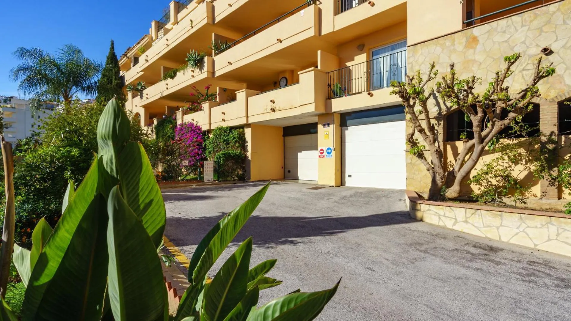 3 Bedroom, Top Floor With Fantastic Terrace And Pools Sitio de Calahonda