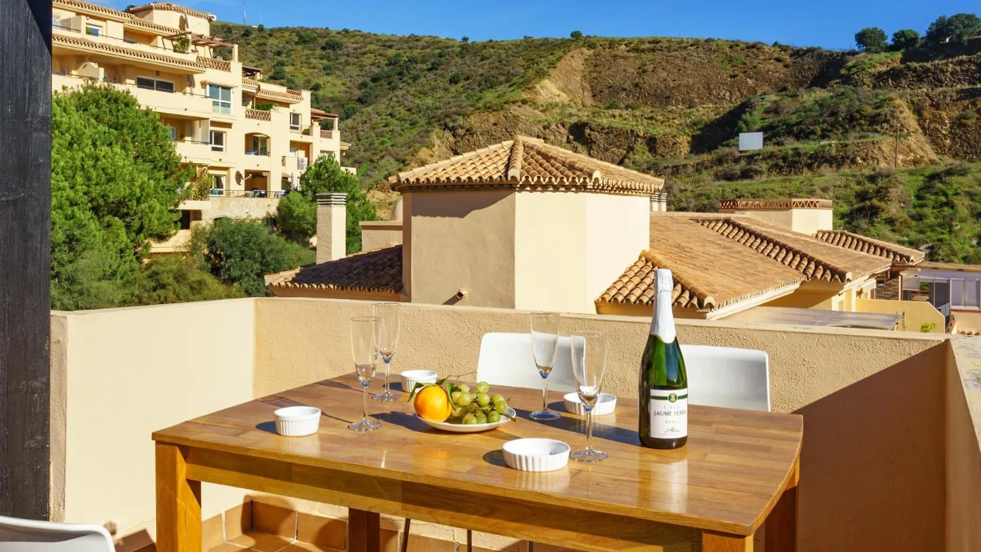 3 Bedroom, Top Floor With Fantastic Terrace And Pools Sitio de Calahonda Spain