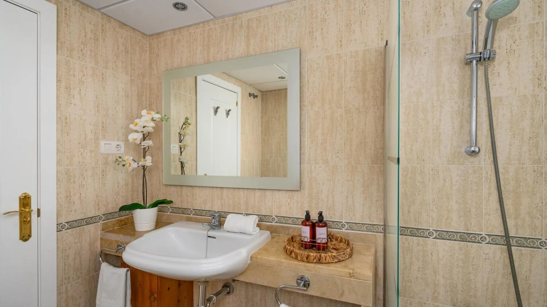 3 Bedroom, Top Floor With Fantastic Terrace And Pools Sitio de Calahonda Apartment