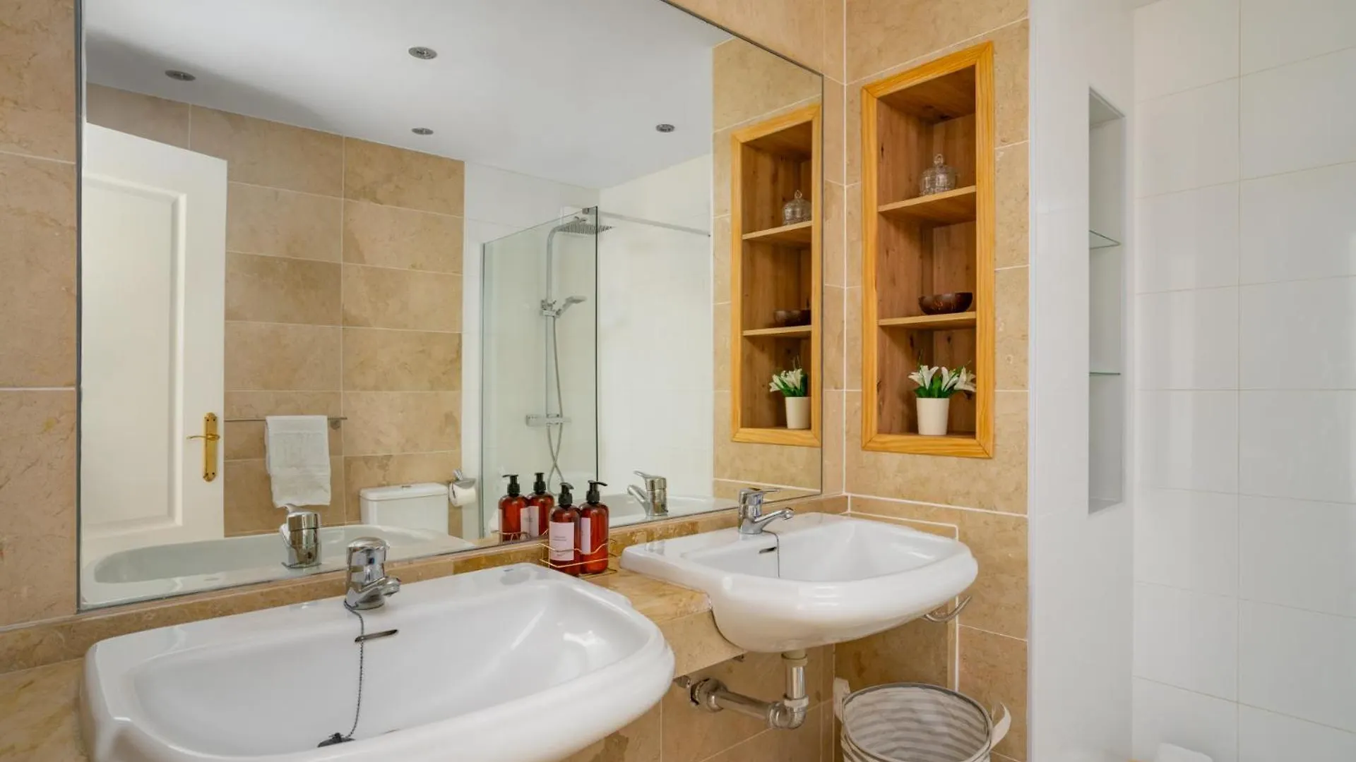 Apartment 3 Bedroom, Top Floor With Fantastic Terrace And Pools Sitio de Calahonda
