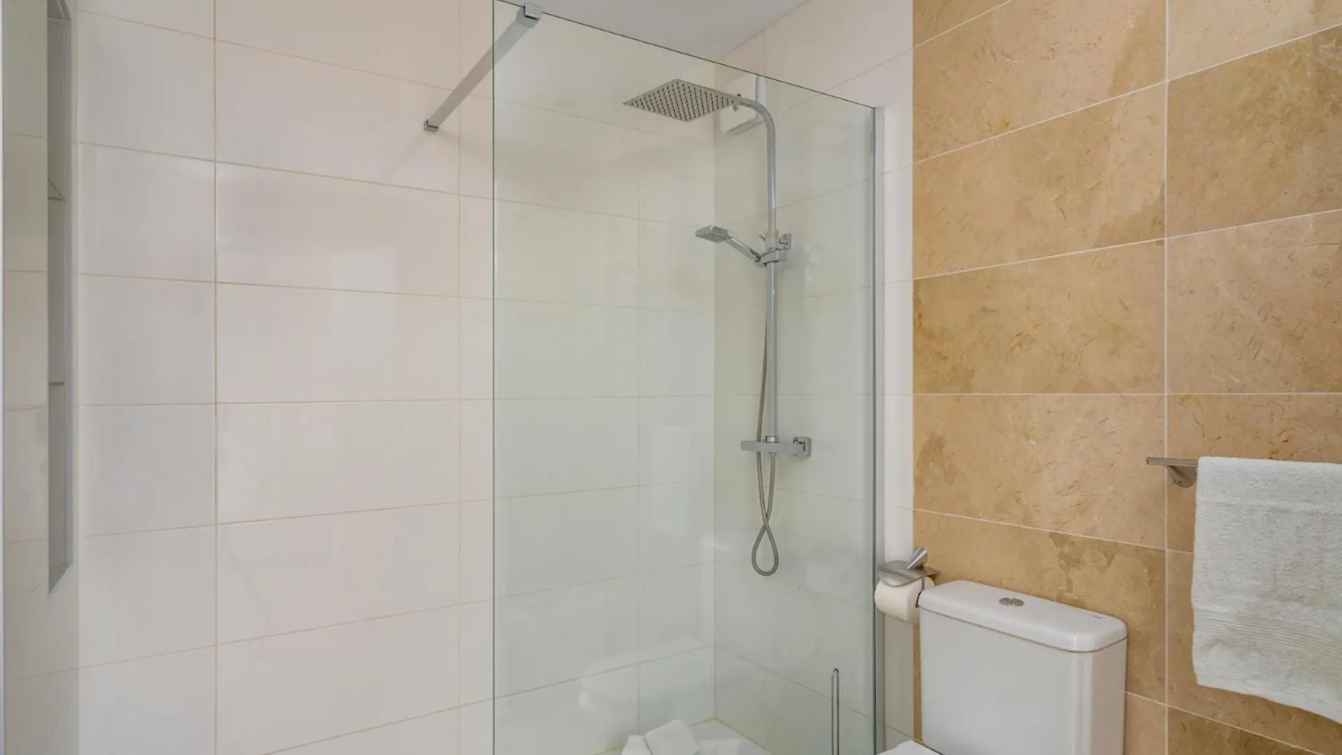 3 Bedroom, Top Floor With Fantastic Terrace And Pools Sitio de Calahonda Spain