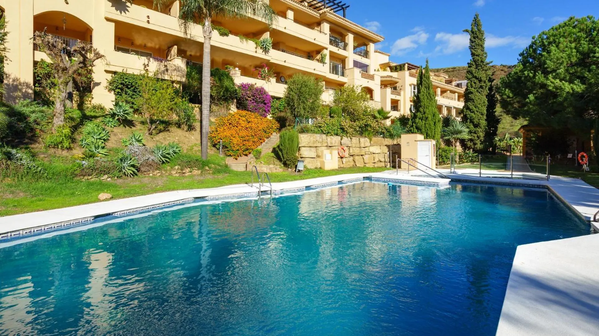 Apartment 3 Bedroom, Top Floor With Fantastic Terrace And Pools Sitio de Calahonda