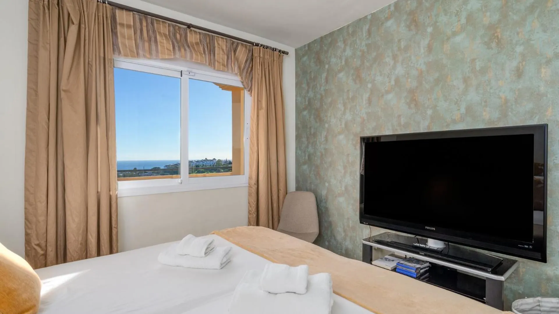 3 Bedroom, Top Floor With Fantastic Terrace And Pools Sitio de Calahonda Apartment