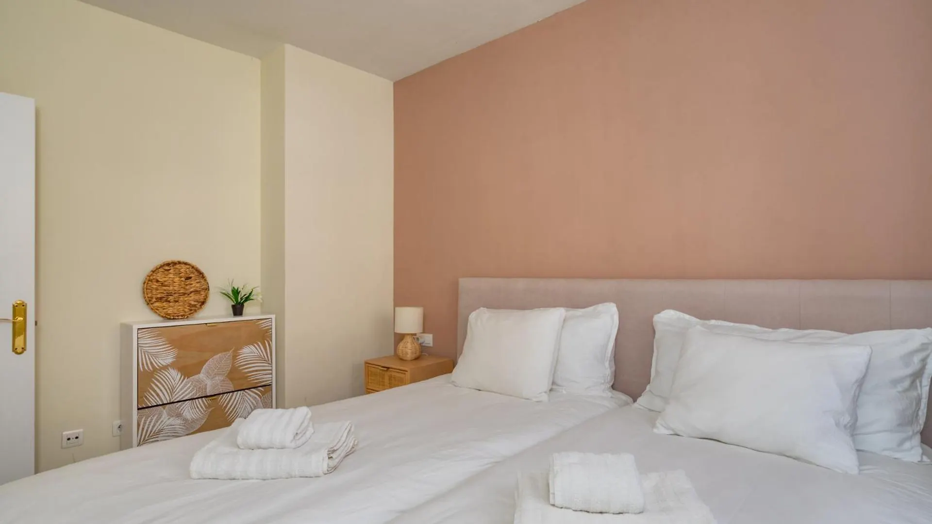 3 Bedroom, Top Floor With Fantastic Terrace And Pools Sitio de Calahonda Apartment