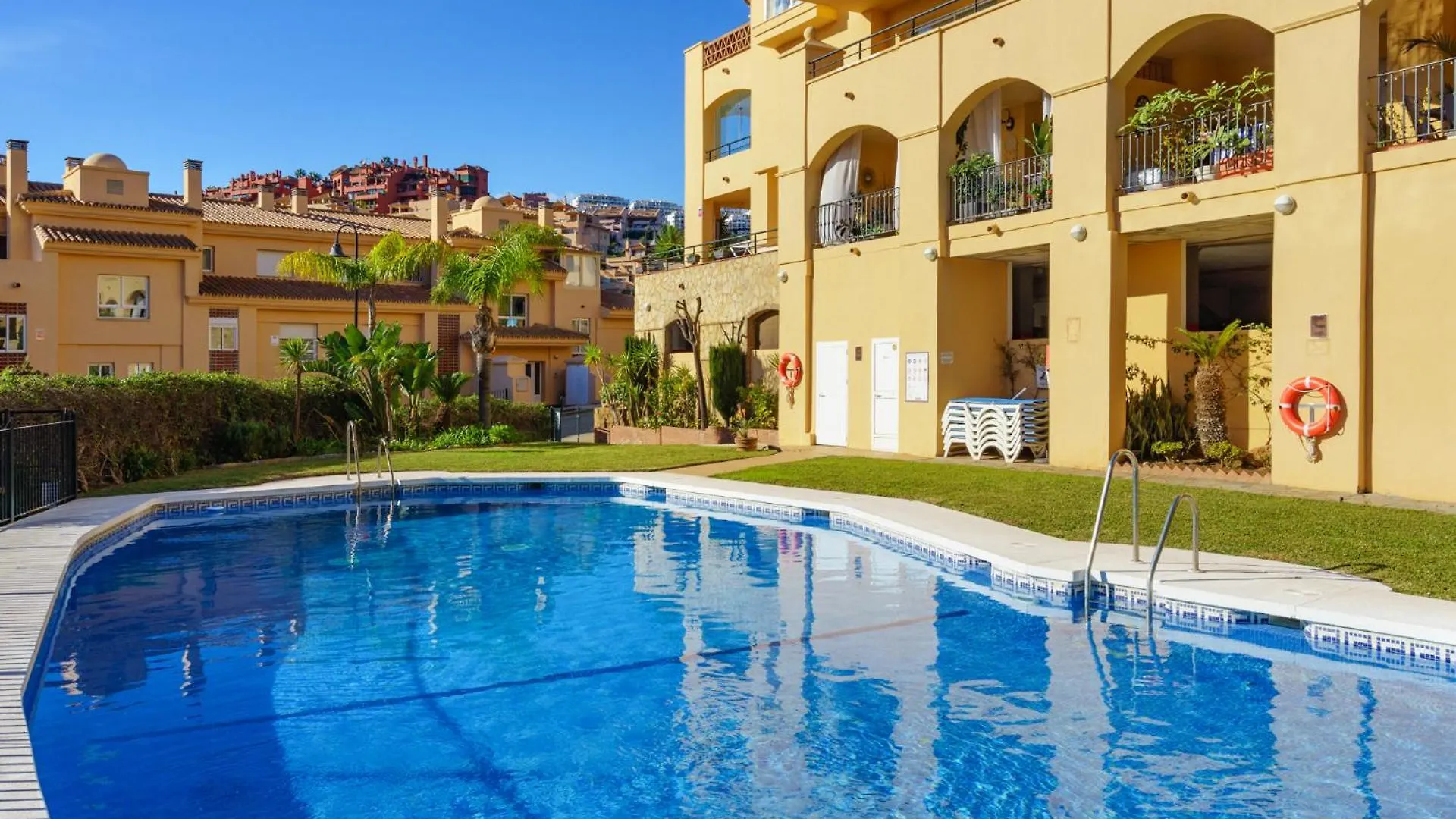 3 Bedroom, Top Floor With Fantastic Terrace And Pools Sitio de Calahonda